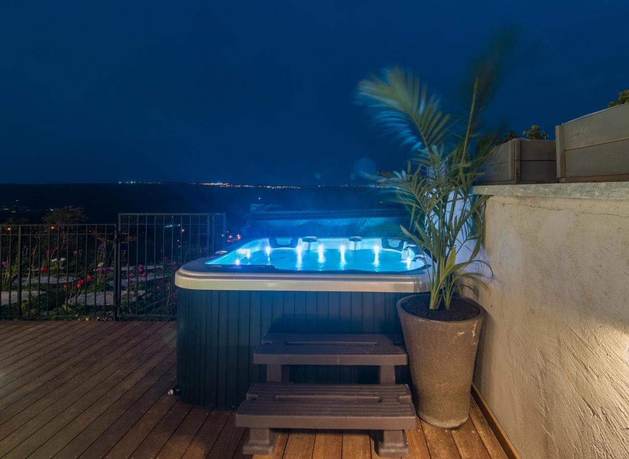 Terra Nova: Lakeside Villa with Private Pool, Jacuzzi and Sauna Yavne'el Exterior photo