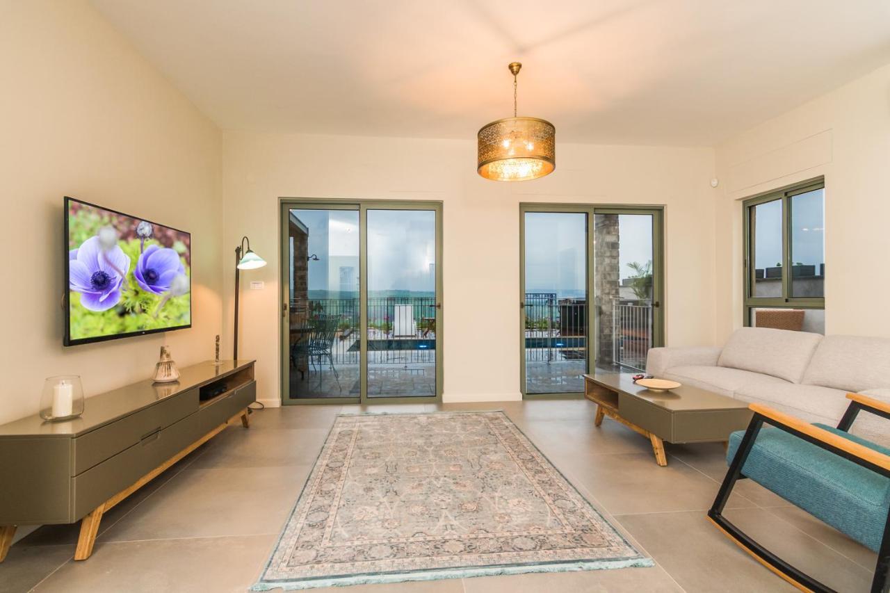 Terra Nova: Lakeside Villa with Private Pool, Jacuzzi and Sauna Yavne'el Exterior photo